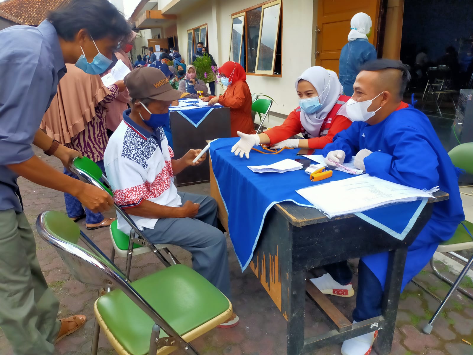 Gerai Vaksin Keliling Presisi Polres Garut Bhakti Kesehatan Bhayangkara Untuk Negeri Dalam Rangka Hari Bhayangkara Ke-75 Tahun 2021