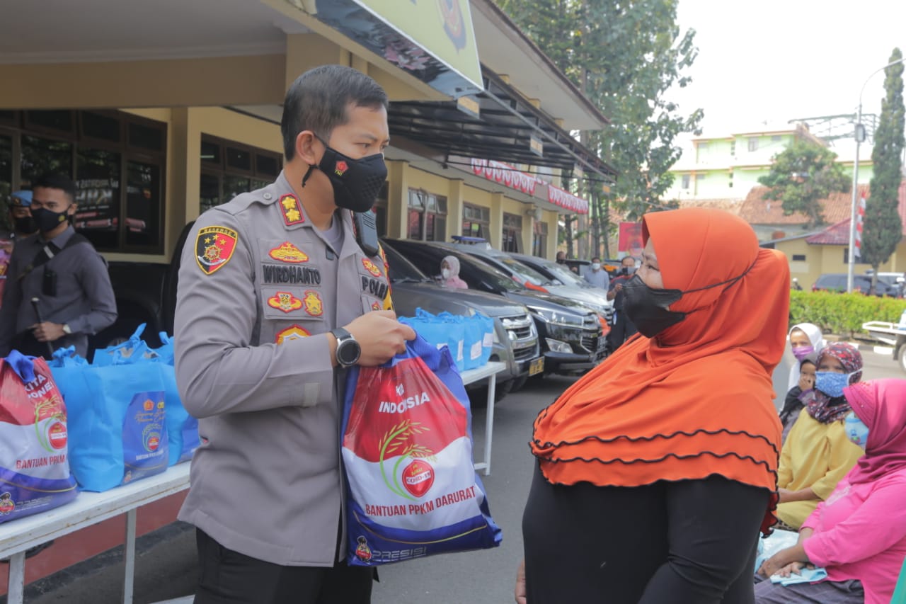 Kapolres Garut beserta Ketua Bhayangkari Cab.Garut memberikan Bantuan Sosial kepada warga yang terdampak PPKM Darurat khususnya Warga Yang Berpendapatan Tidak Tetap