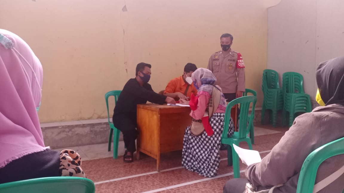 Kawal Pendistribusian Bantuan Langsung Tunas Bhabinkamtibmas Polsek Cihurip Terjung Ke Lokasi