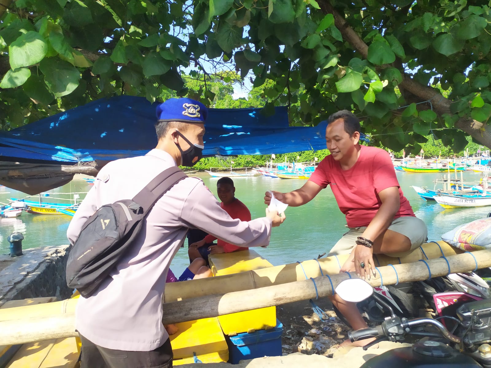 Sat Polairud Polres Garut Terapkan Patuh Prokkes Di Kawasan Warga Yang Tinggal Di Pesisir Pantai