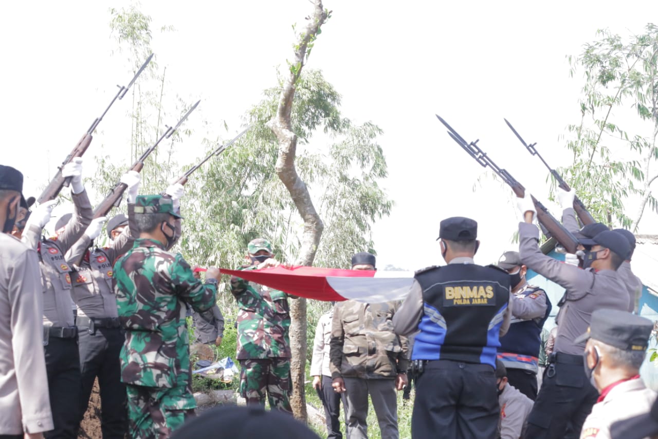 Kapolres Garut Pimpin Upacara Pemakaman Dinas Kepolisian Untuk Alm.Bripka Solihin Anggota Polsek Garut Kota