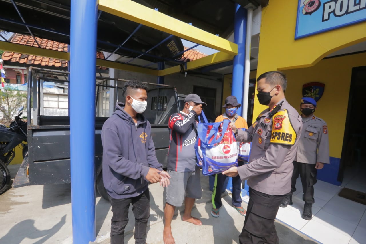 Bhakti Sosial Kapolres Garut Kepada Para Nelayan Pantai Santolo