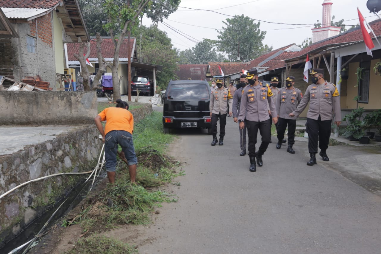 Kapolres Garut Antusias Ikuti Beberesih Lingkungan Polres Garut  Dalam Rangka Menyambut HUT RI ke- 76