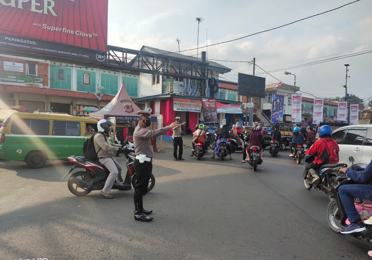 Unit Lantas Polsek Malangbong Antisipasi Kerawanan Titik Arus Lalu Lintas Di Jalur Provinsi
