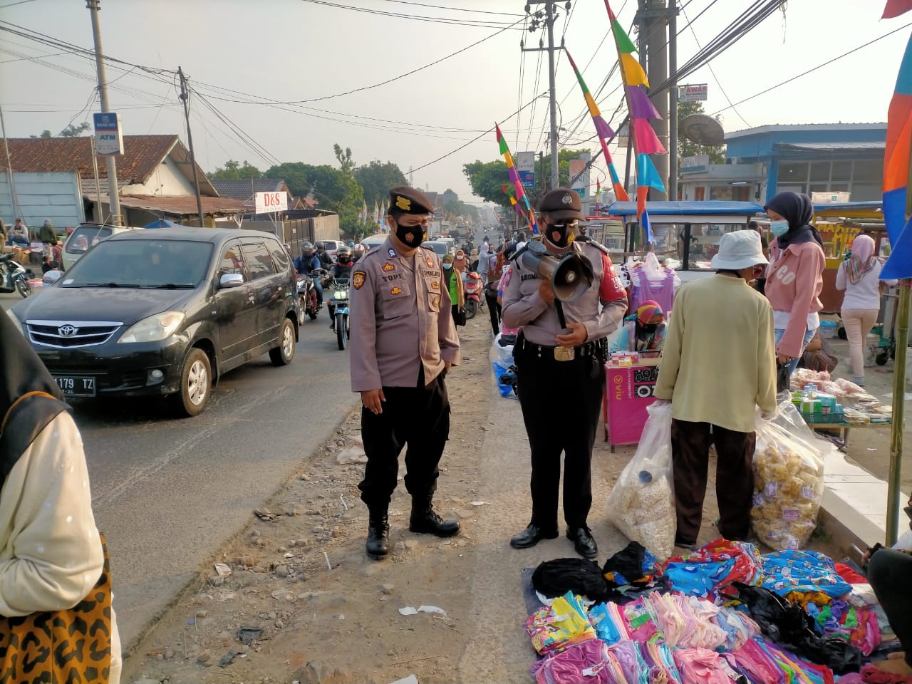 Bhabinkamtibmas Polsek Leles Sosialisasikan Patuh Prokkes Covid-19 di Titik Rawan Kerumunan