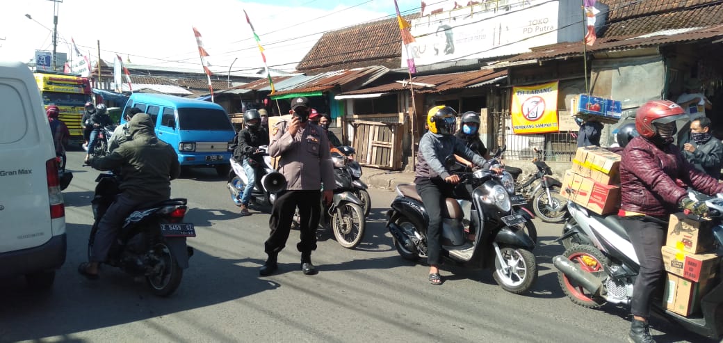 Polsek Cikajang Terapkan Patuh Prokes Covid-19 di Pos Pantau Pasar Cikajang