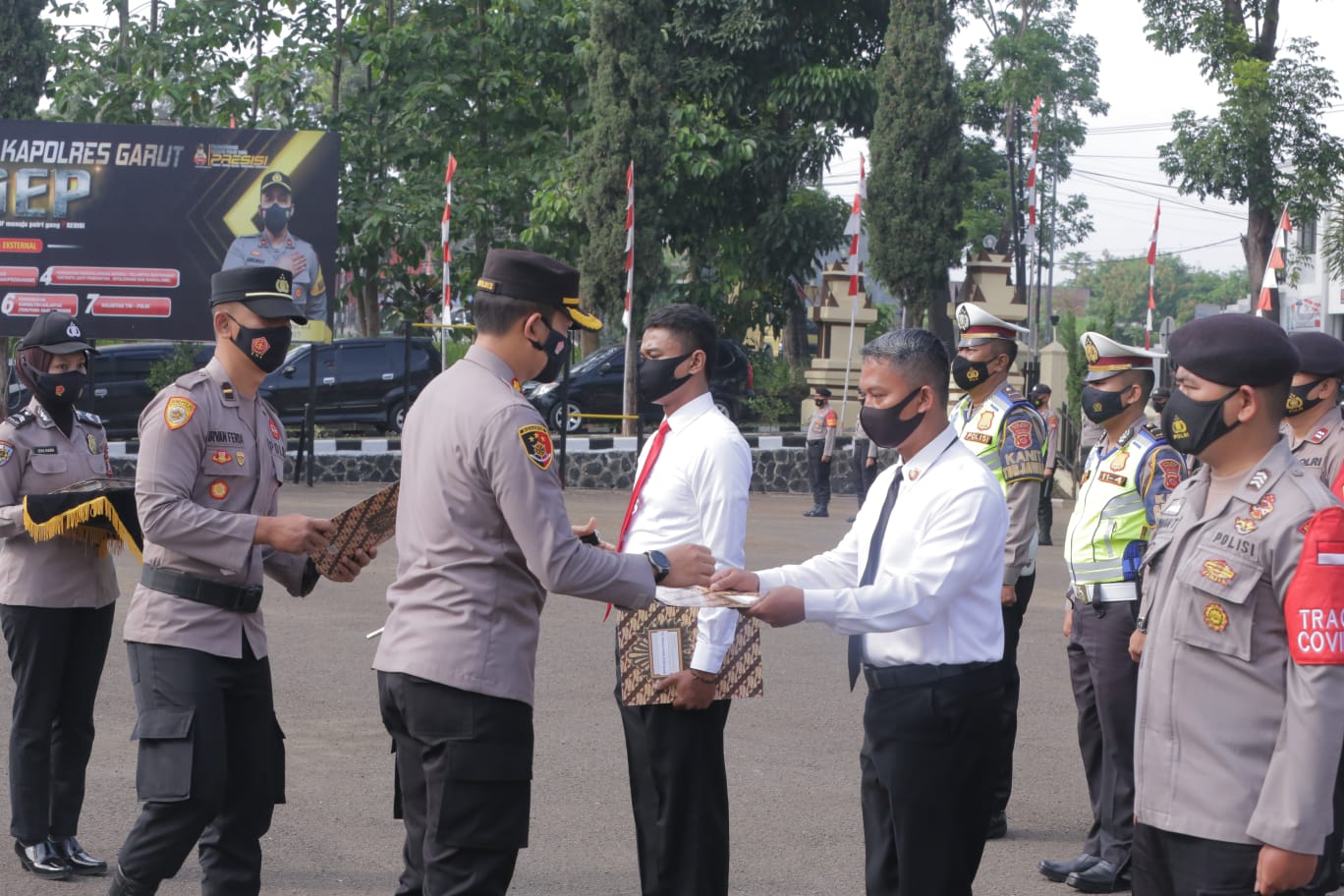 Kapolres Garut Berikan Penghargaan Kepada Personil dan Masyarakat Yang Berprestasi