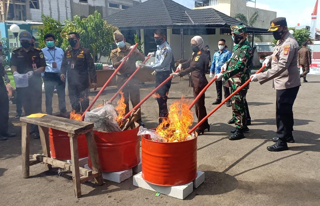 Wakapolres Garut Hadiri Pemusnahan Barang Bukti / Rampasan di Halaman Belakang Kantor Kejaksaan Negeri Garut