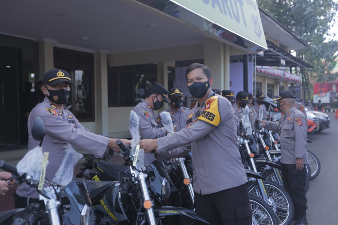 Kapolres Garut Melaksanakan Penyerahan Kendaraan Dinas R2 Kepada Polsek Jajaran Polres Garut