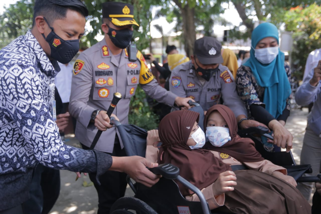 Jum’at Barokah , Kapolres Garut Memberikan Bantuan Kursi Roda Kepada Kembar Siam Al Putri Dewi Ningsih dan Al Putri Anugrah