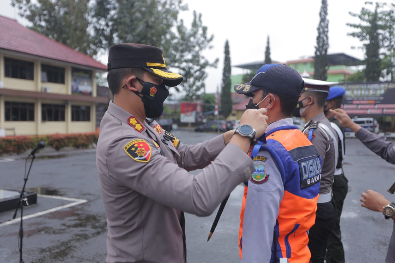 Kapolres Garut Sematkan Pita Biru Putih Sebagai Tanda Dimulainya Ops Patuh Lodaya 2021 Tingkat Polres Garut