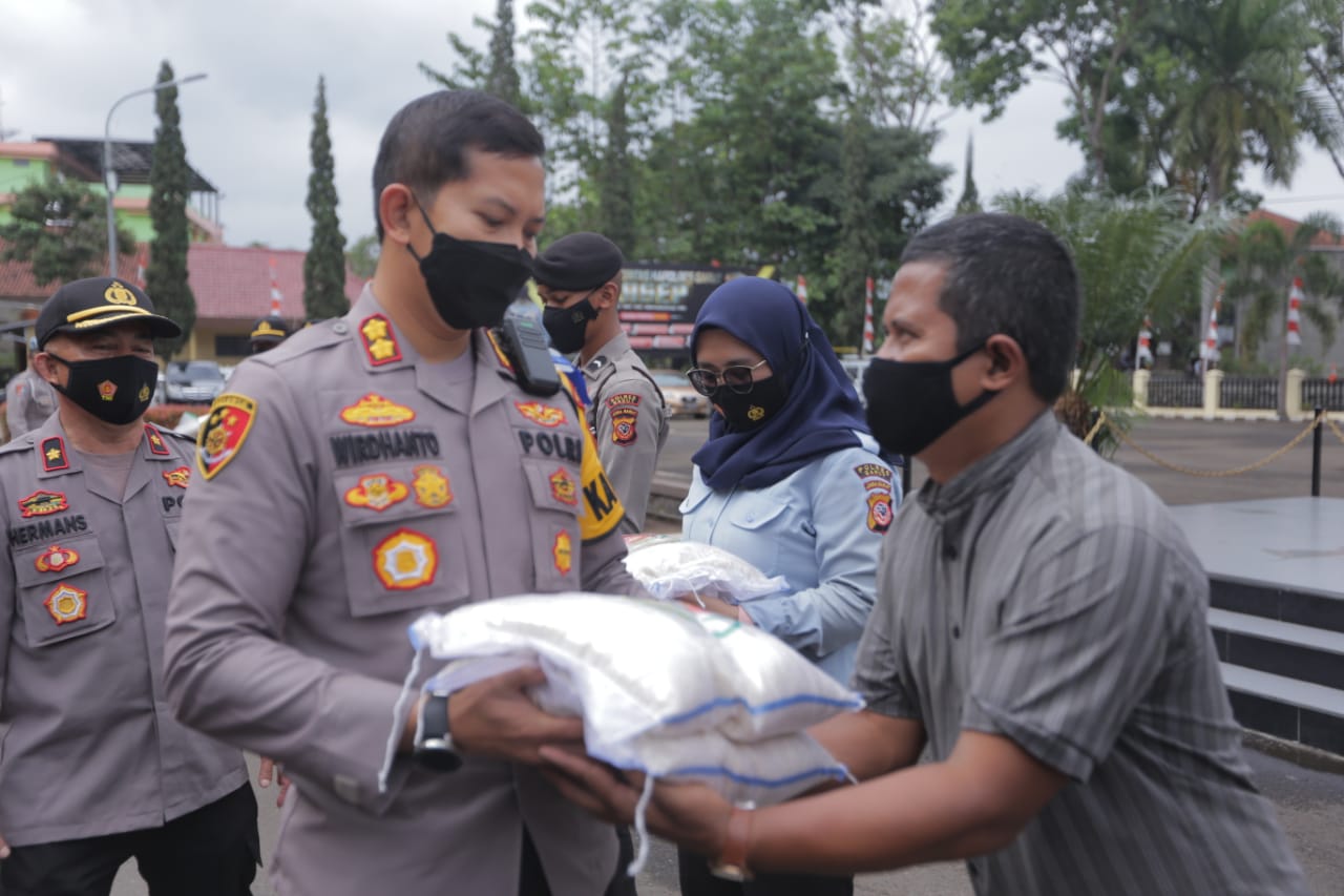 Secara Simbolis Kapolres Garut Serahkan Bantuan Sosial Untuk Keluarga Besar Polres Garut