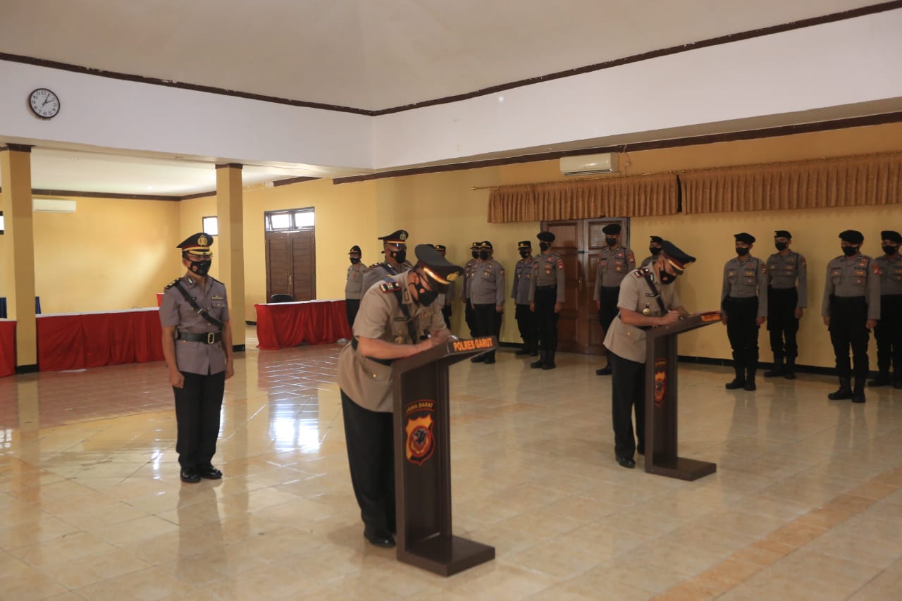 KAPOLRES GARUT SERAH TERIMAKAN JABATAN KAPOLSEK KARANGPAWITAN DAN KAPOLSEK BAYONGBONG POLRES GARUT