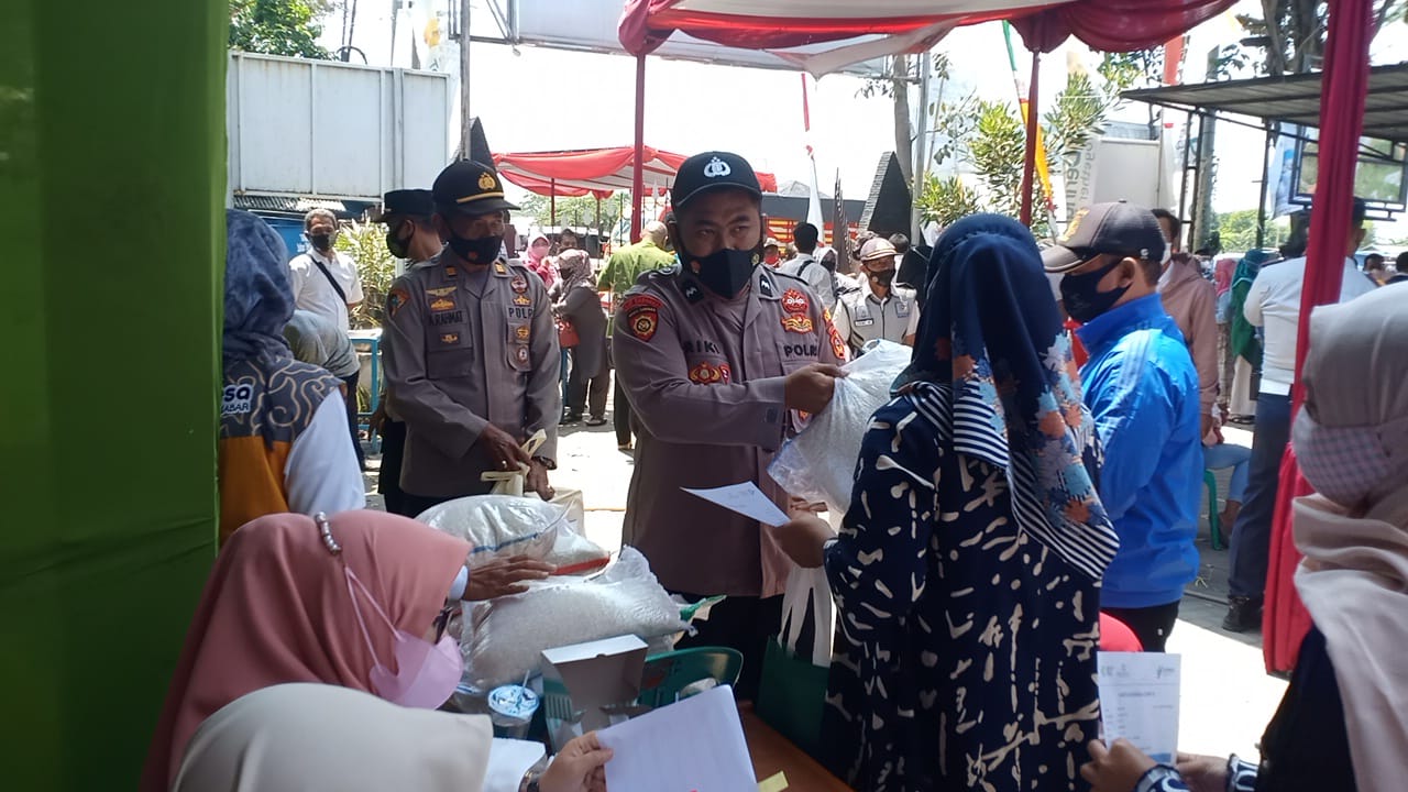 KAPOLRES GARUT DAMPINGI KEGIATAN VAKSINASI MASSAL & BAKSOS AKPOL 91 DI KADUNGORA