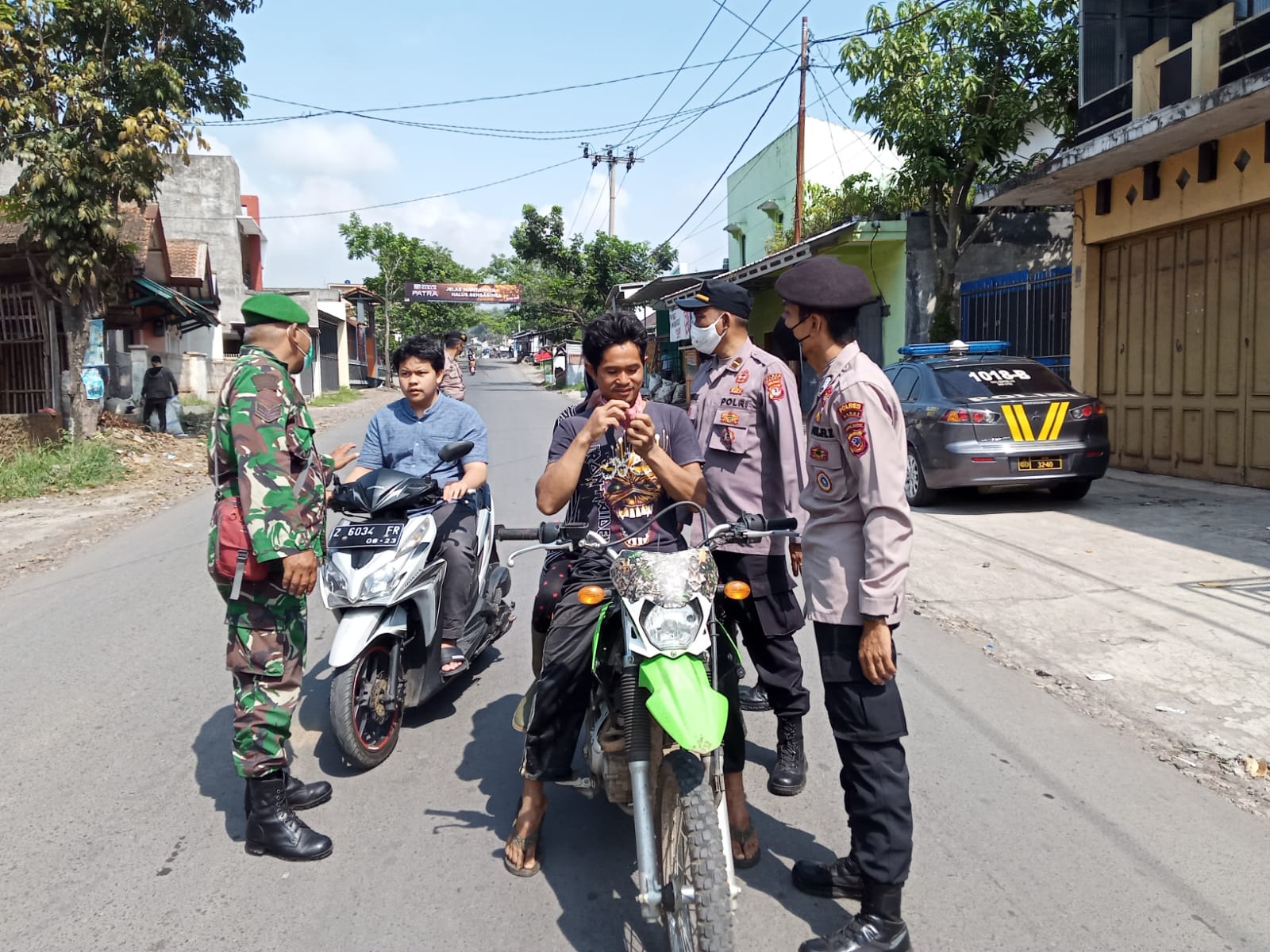 SANKSI SOSIAL DAN PEMBAGIAN MASKER TURUT DITERAPKAN DALAM KEGIATAN PENEGAKAN HUKUM PPKM LEVEL 3 COVID 19 TINGKAT POLSEK BAYONGBONG