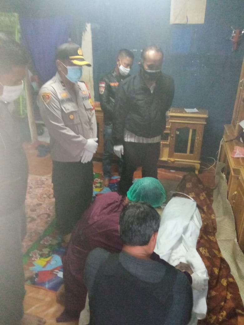 KAPOLSEK LIMBAN OLAH TKP WARGA YANG MENINGGAL AKIBAT MINUMAN KERAS