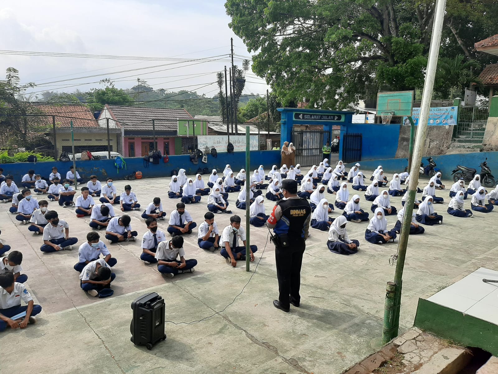 BHABINKAMTIBMAS POLSEK CIBIUK SOSIALISASIKAN HIMBAUAN TAAT PROKKES DI SMPN 1 CIBIUK