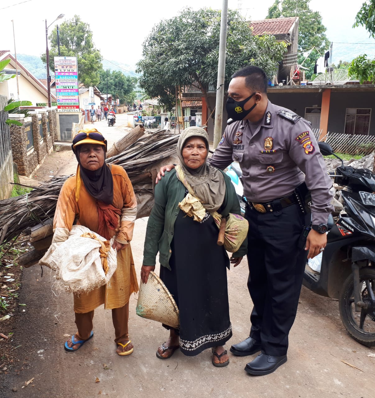 POLSEK MALANGBONG SANTUNI WARGA YANG SEDANG SAKIT