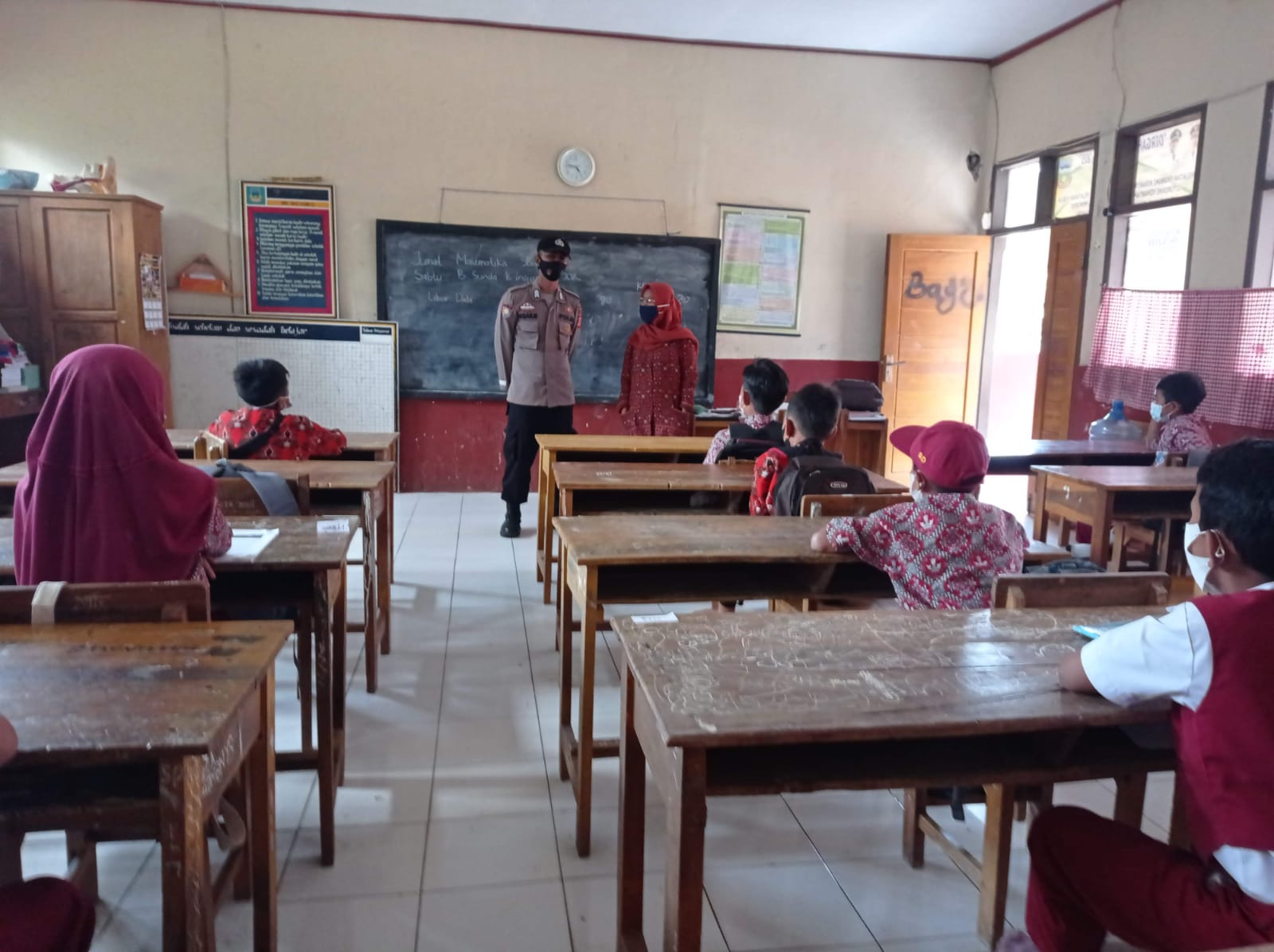 KAPOLSEK CISOMPET SOSIALISASI PROKKES TERKAIT PTM DI LINGKUNGAN SEKOLAH DASAR SE KEC.CISOMPET