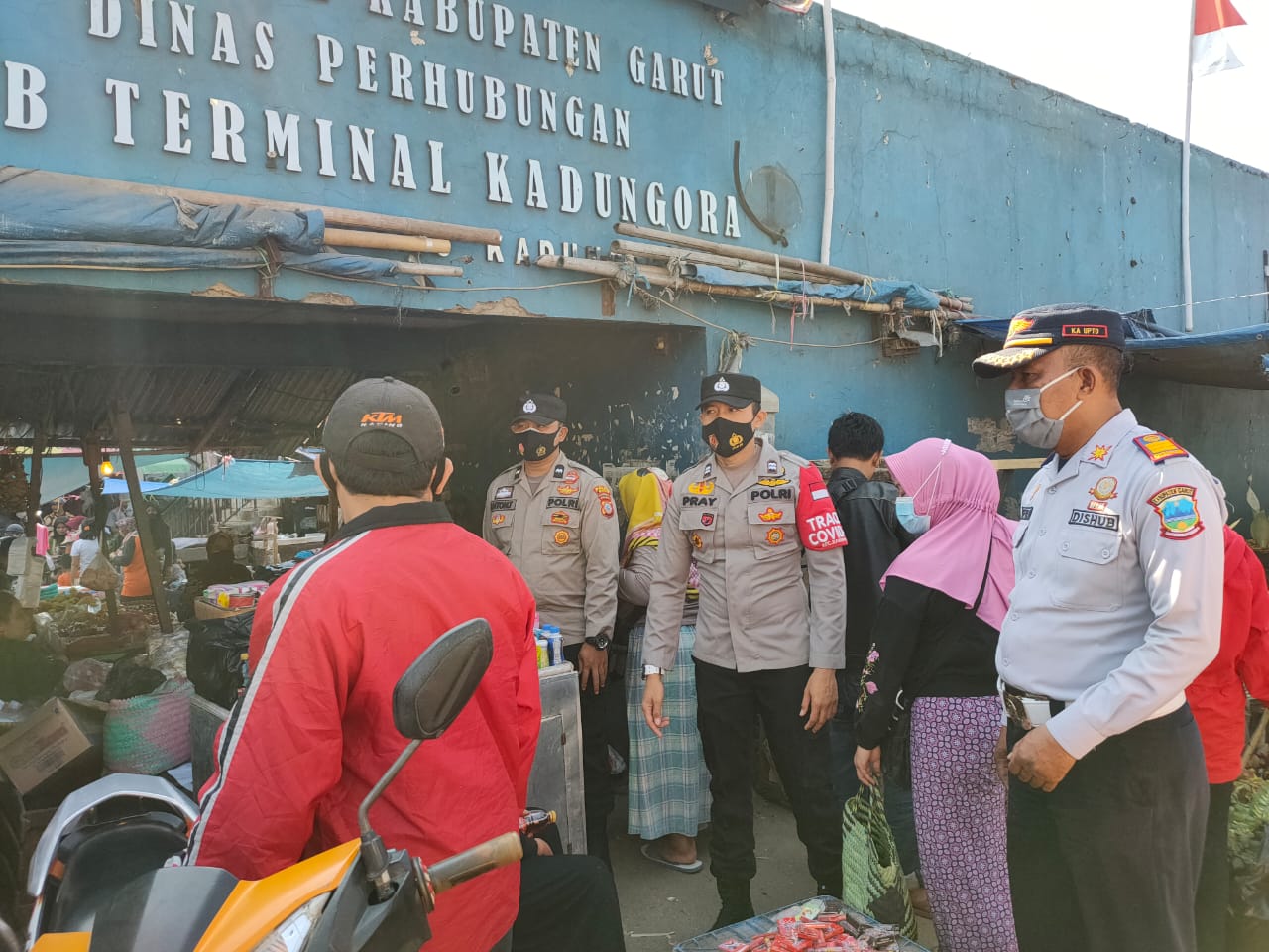 KAPOLSEK KADUNGORA TERJUN LANGSUNG PANTAU KELAYAKKAN PROKKES PPKM LEVEL 3 DI PASAR BARU KADUNGORA