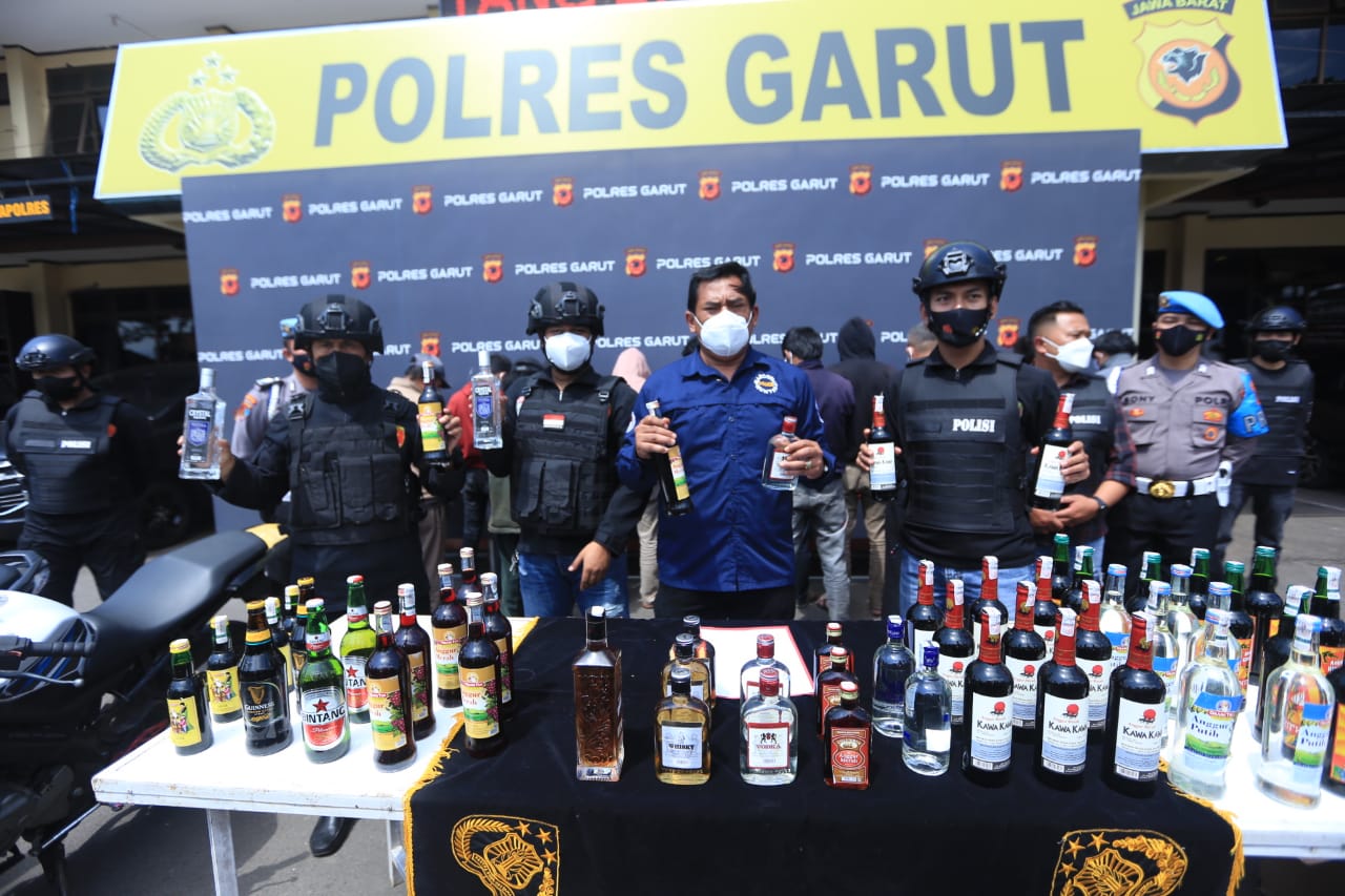 SAT NARKOBA DAN TIM SANCANG POLRES GARUT RELEASE PENGUNGKAPAN KASUS MINUMAN BERALKOHOL TANPA IZIN