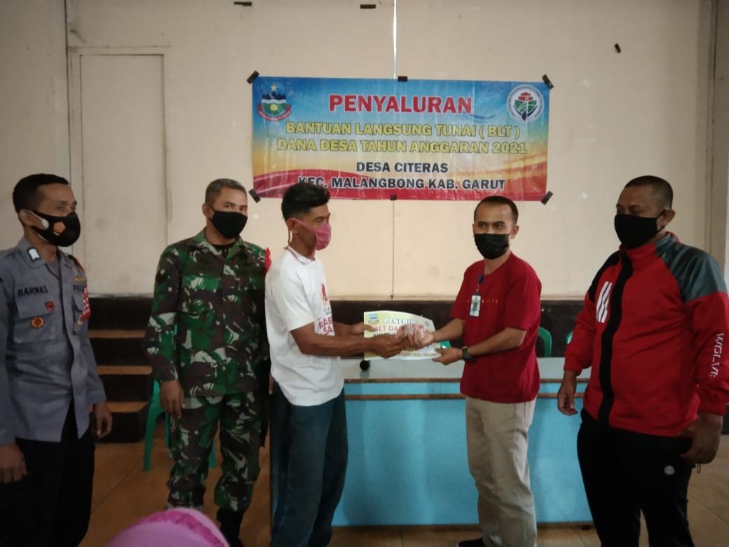 KAPOLSEK MALANGBONG PANTAU LANGSUNG PENYALURAN BANYUAN LANGSUNG TUNAI DESA TAHAP 2