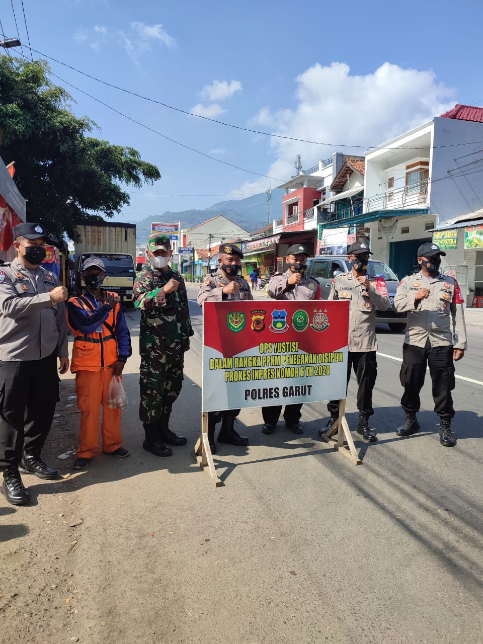 SANKSI SOSIAL DAN PEMBAGIAN MASKER TURUT DITERAPKAN DALAM KEGIATAN PENEGAKAN HUKUM PPKM LEVEL 3 COVID 19 TINGKAT POLSEK LELES