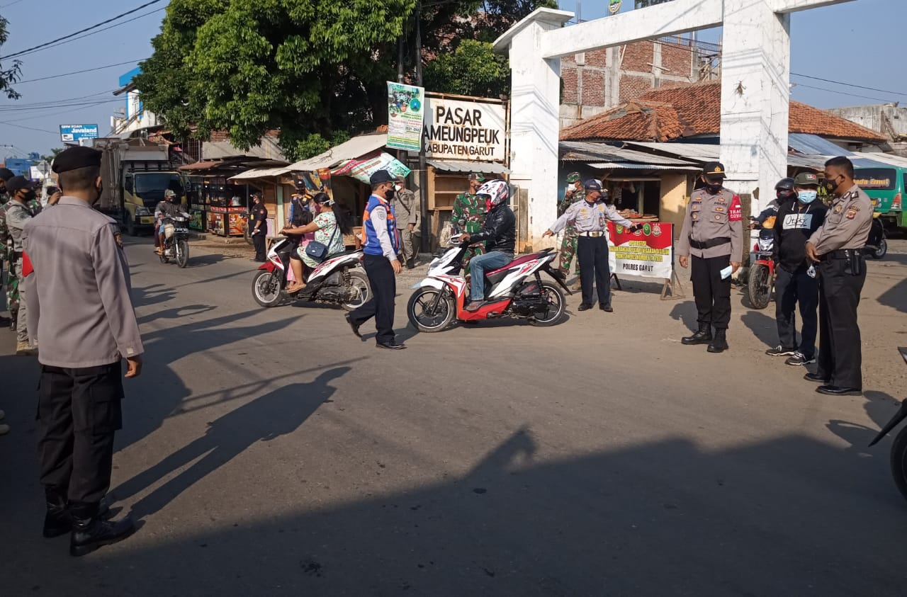 SANKSI SOSIAL DAN PEMBAGIAN MASKER TURUT DITERAPKAN DALAM KEGIATAN PENEGAKAN HUKUM PPKM LEVEL 3 COVID 19 TINGKAT POLSEK PAMENGPEUK