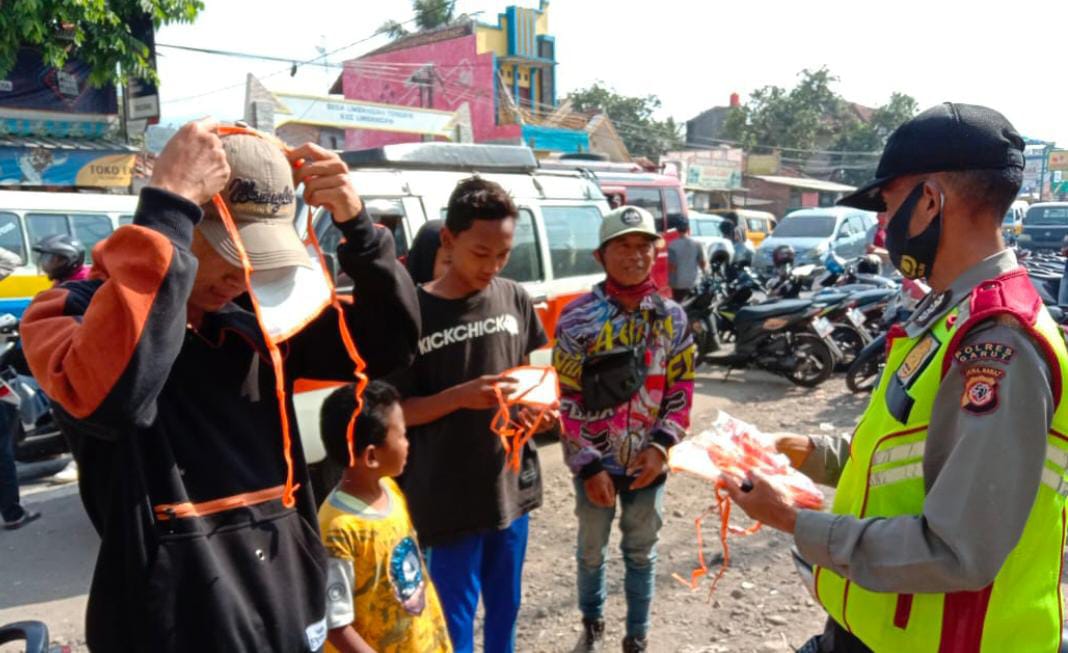 KAPOLSEK LIMBANGAN MELAKSANKAN PEMBINAAN PENYULUHAN TERKAIT PROTOKOL KESEHATAN SEKALIGUS MEMBERIKAN MASKER SECARA CUMA – CUMA