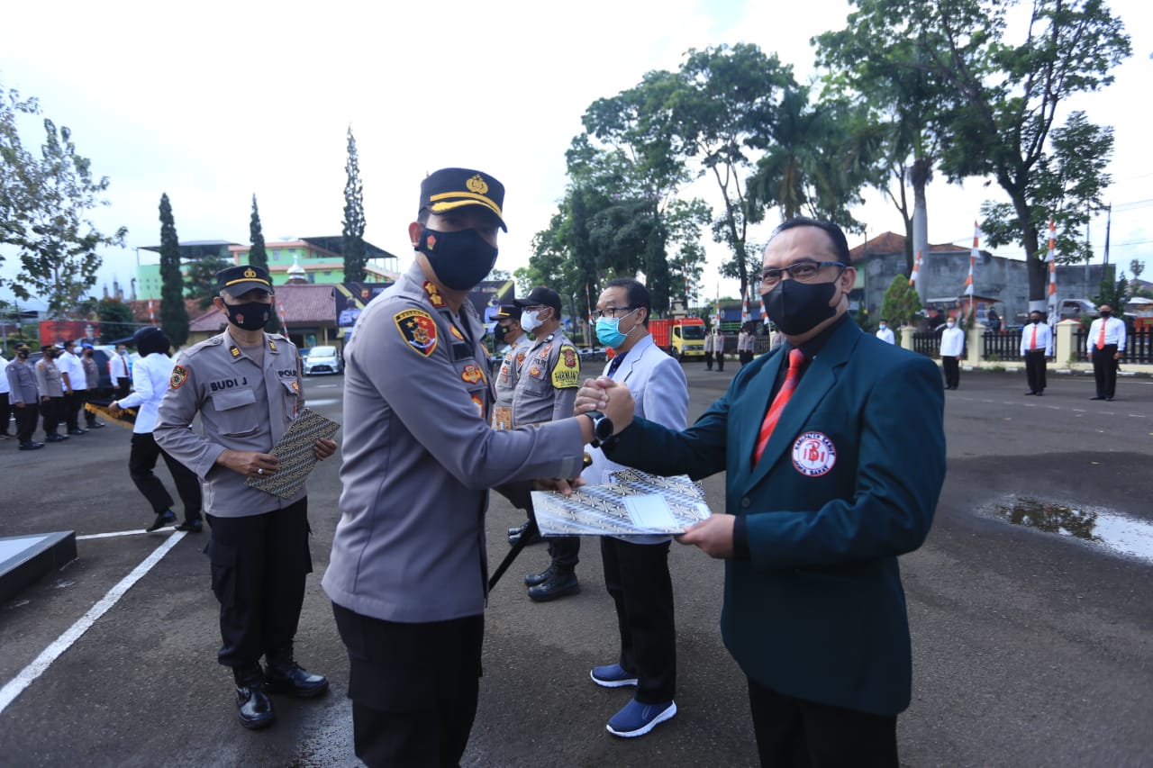 KAPOLRES GARUT PIMPIN APEL PAGI DAN PEMBERIAN PENGHARGAAN KEPADA TENAGA KESEHATAN GERAI VAKSIN PRESISI POLRES GARUT