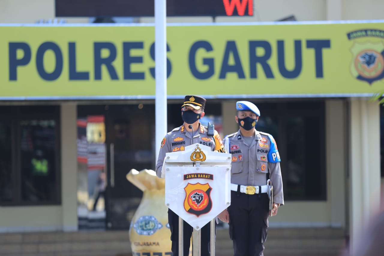 KAPOLRES GARUT PIMPIN APEL PAGI DAN PEMBERIAN PENGHARGAAN KEPADA  ANGGOTA YANG BERPRESTASI SERTA MEMASUKI PURNA BAKTI POLRES GARUT