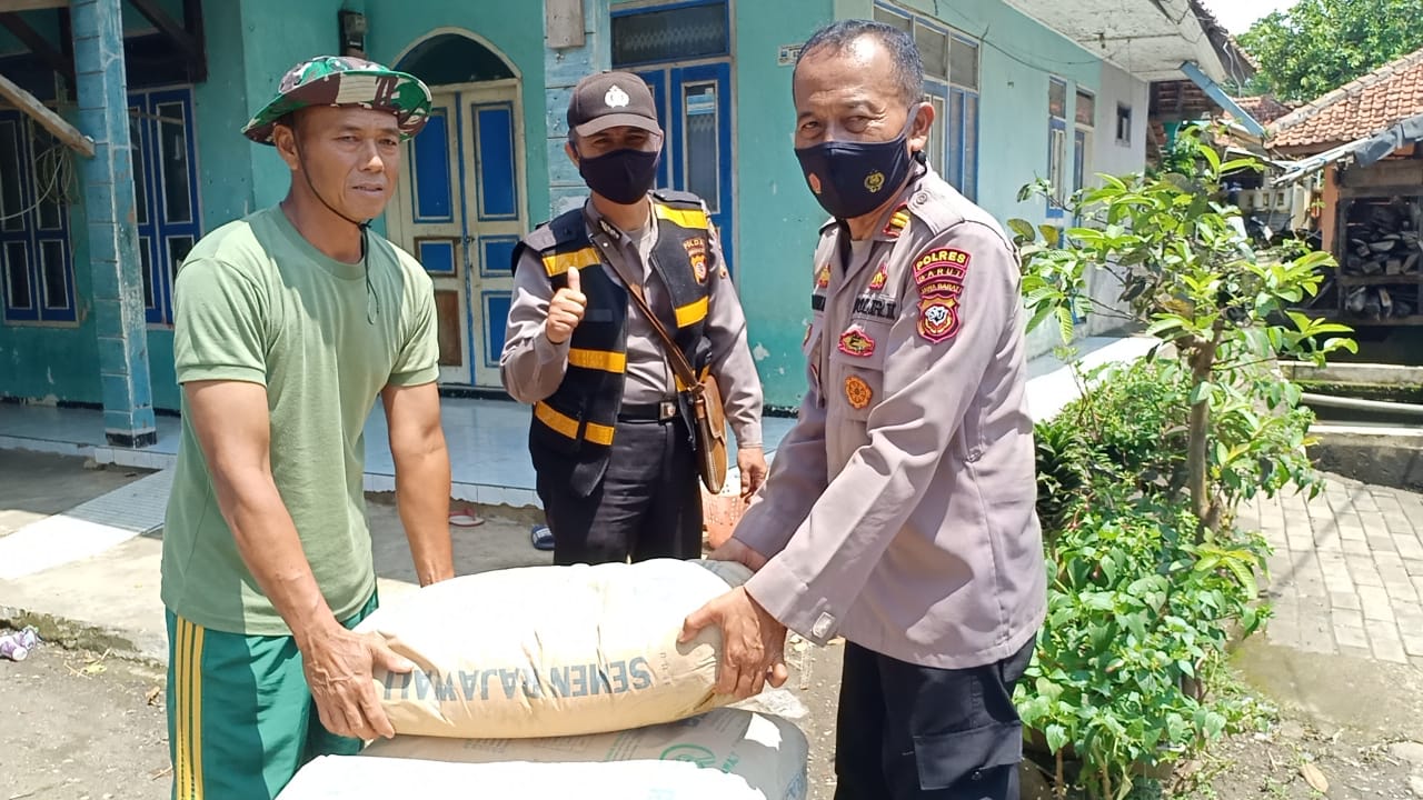 POLSEK PAMEUNGPEUK BERIKAN BANTUAN UNTUK PEMBANGUNAN DUA MASJID YANG DIRENOVASI DI KAB. GARUT