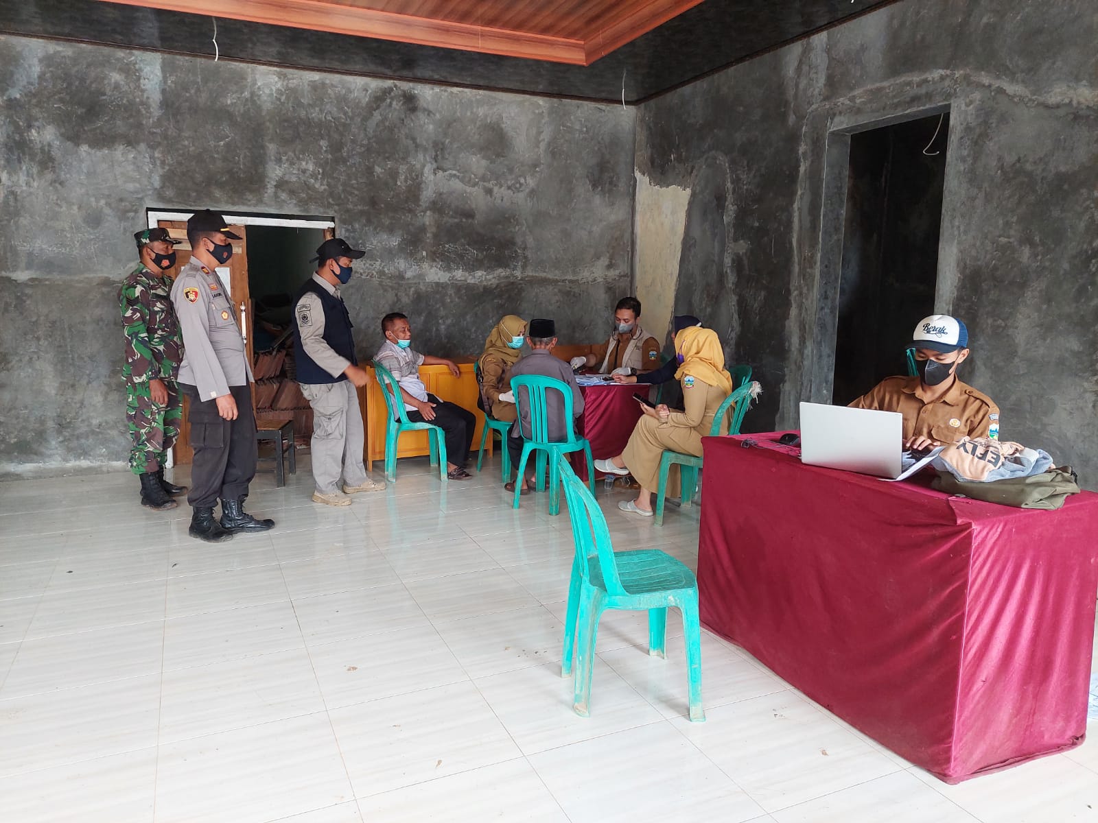 KAPOLSEK BERSAMA BABINSA DAN SATPOL PP GIAT MONITORING VAKSINASI DI DESA MEKARTANI GARUT