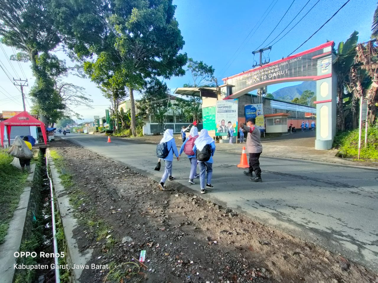 POLSEK CILAWU LAKSANAKAN KEGIATAN PENGATURAN LALULINTAS DAN PENYEBRANGAN PADA SISWA SISWI SMK