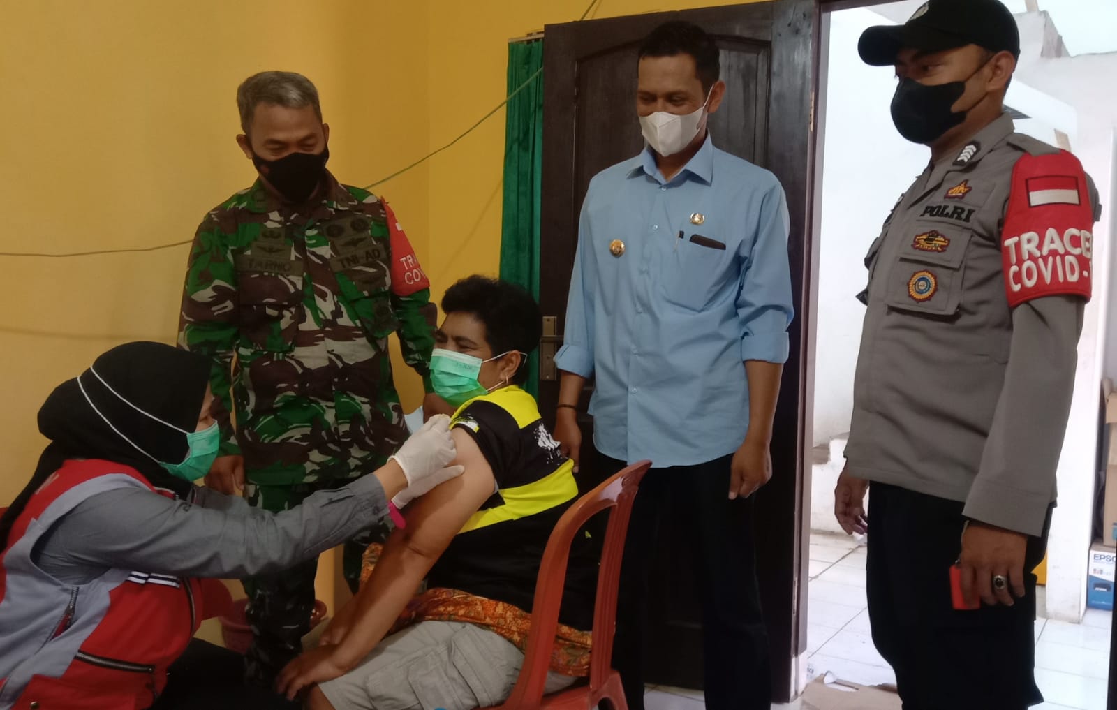 POLSEK WANARAJA MONITORING VAKSINASI WARGA DESA TENJONAGARA DI SUCINARAJA KAB. GARUT