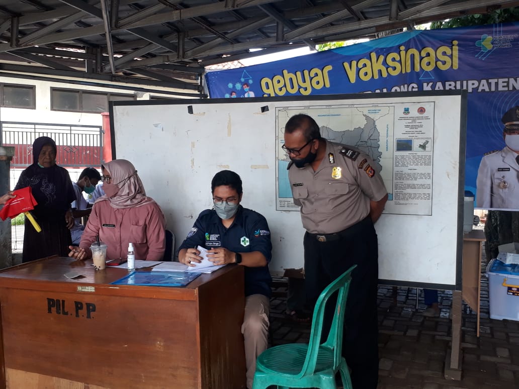 KAPOLSEK CIBALONG PANTAU KEGIATAN GERAI VAKSIN DI KECAMATAN CIBALONG