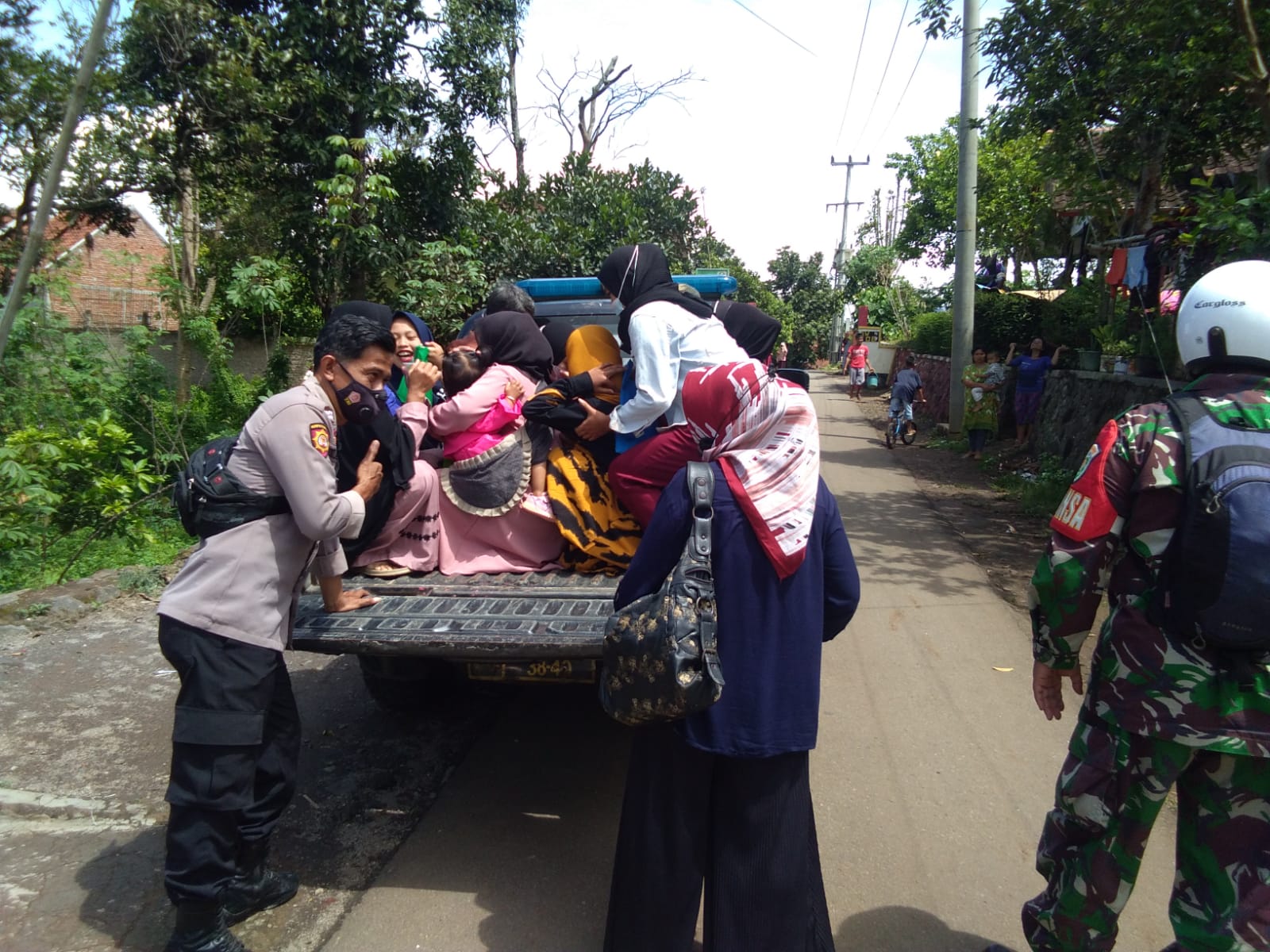 KAPOLSEK SUKAWENING TERJUN LANGSUNG ANGKUT WARGA LANSIA UNTUK VAKSINASI