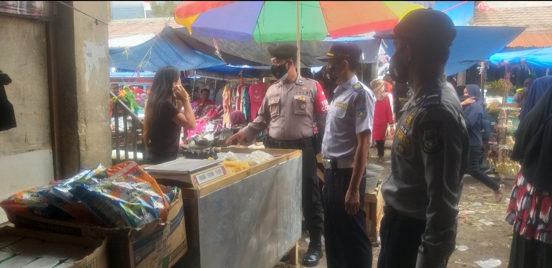 KAPOLSEK KADUNGORA PIMPIN LANGSUNG PELAKSANAAN TERHADAP PATUH PROKES PPKM LEVEL 3 DI WILAYAH KADUNGORA KAB. GARUT