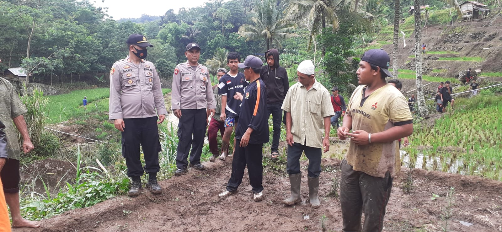 KAPOLSEK CIBALONG PIMPIN LANGSUNG EVAKUASI KORBAN HANYUT TERBAWA ARUS SUNGAI