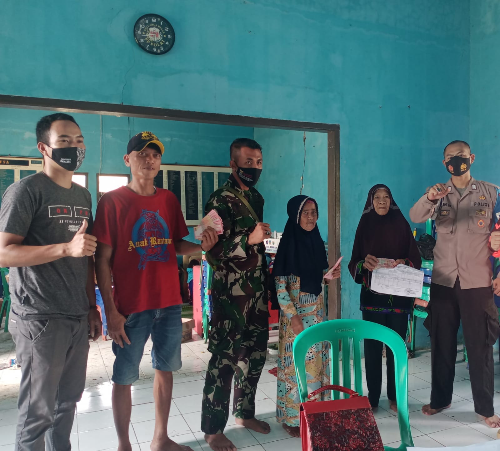 KAPOLSEK CIBALONG MONITORING PENYALURAN BLT DI CIBALONG KAB.GARUT