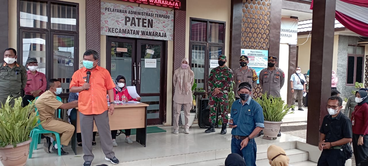 KAPOLSEK WANARAJA DAMPINGI BUPATI GARUT MONITORING PELAKSANAAN VAKSINASI BAGI LANSIA DI WANARAJA KAB. GARUT