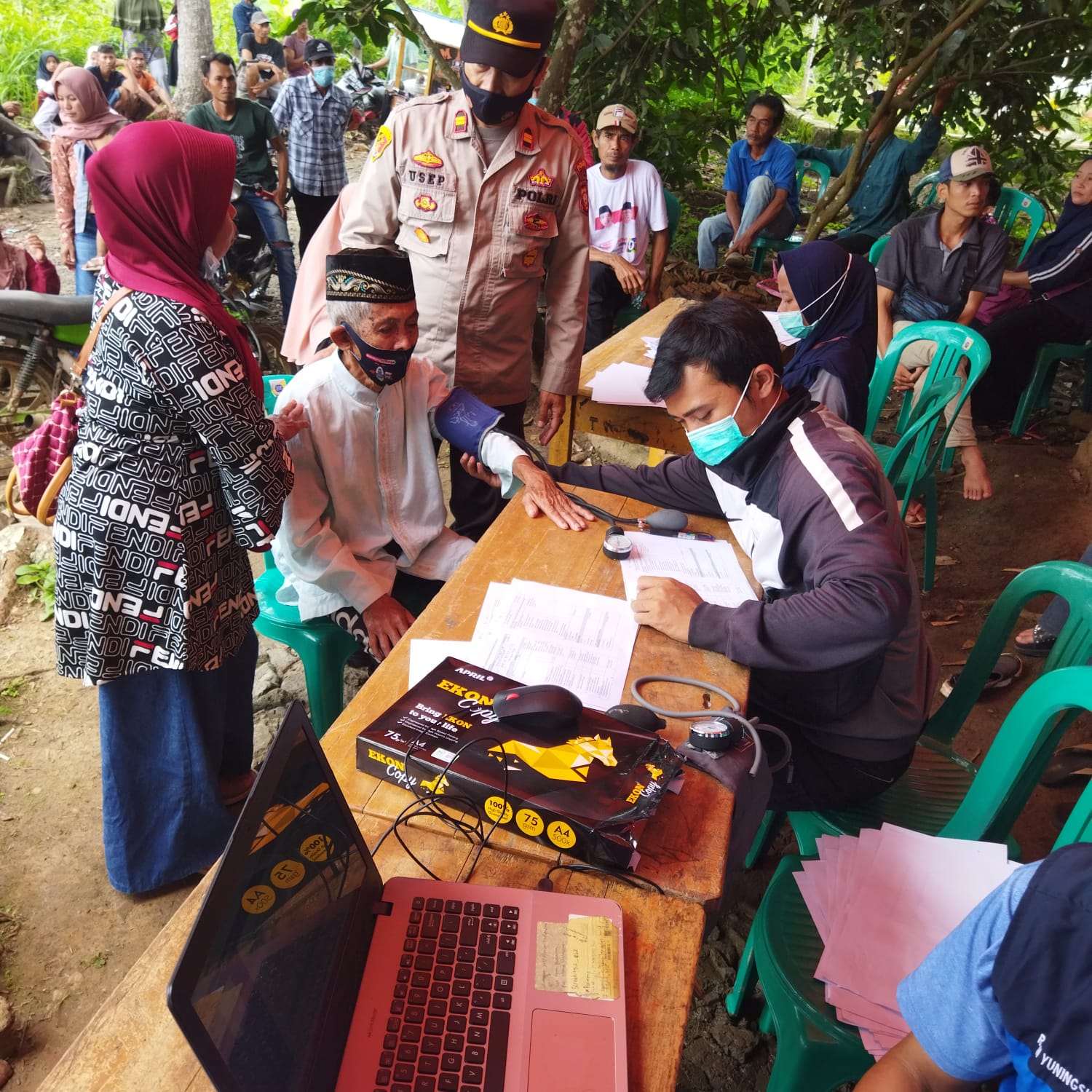 KAPOLSEK CARINGIN MONITORING VAKSIN DOOR TO DOOR DI DESA CIMAHI