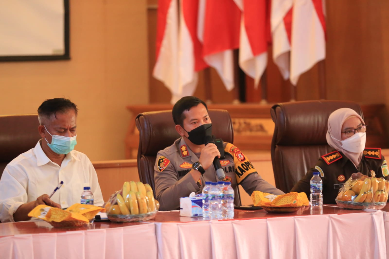 KAPOLRES GARUT PIMPN LANGSUNG RAPAT ANTARA SATGAS COVID 19 DENGAN PERWAKILAN D’RAGAM