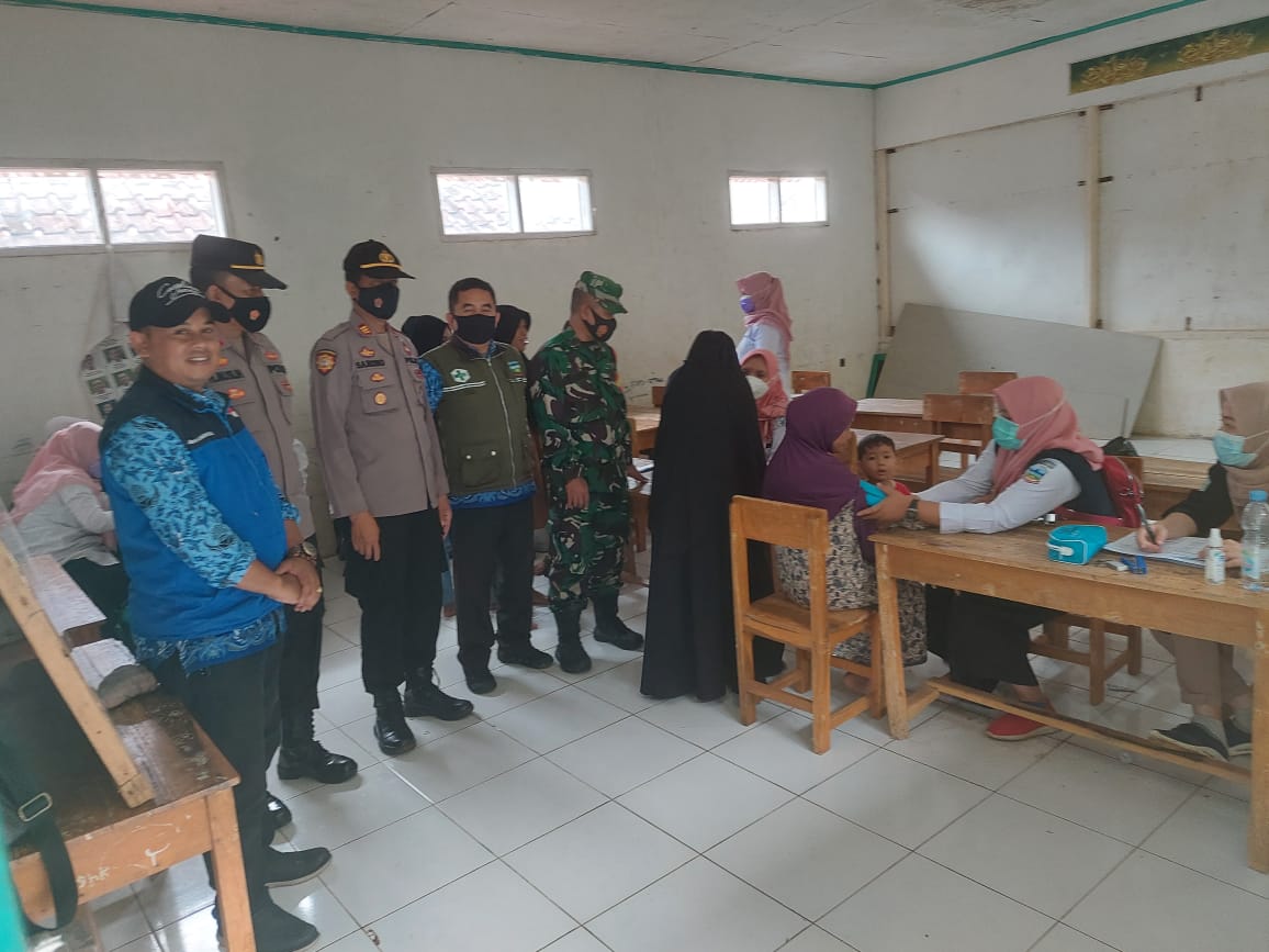 Kapolsek Singajaya Bersama Perwira Asistensi Polres Garut Monitoring Vaksinasi Door To Door Pada Lansia