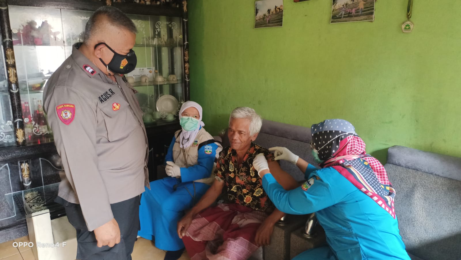 SINERGITAS BHABINKAMTIBNAS BABINSA MONITORING VAKSINASI LANSIA DOOR TO DOOR DI DESA BABAKANLOA PANGATIKAN