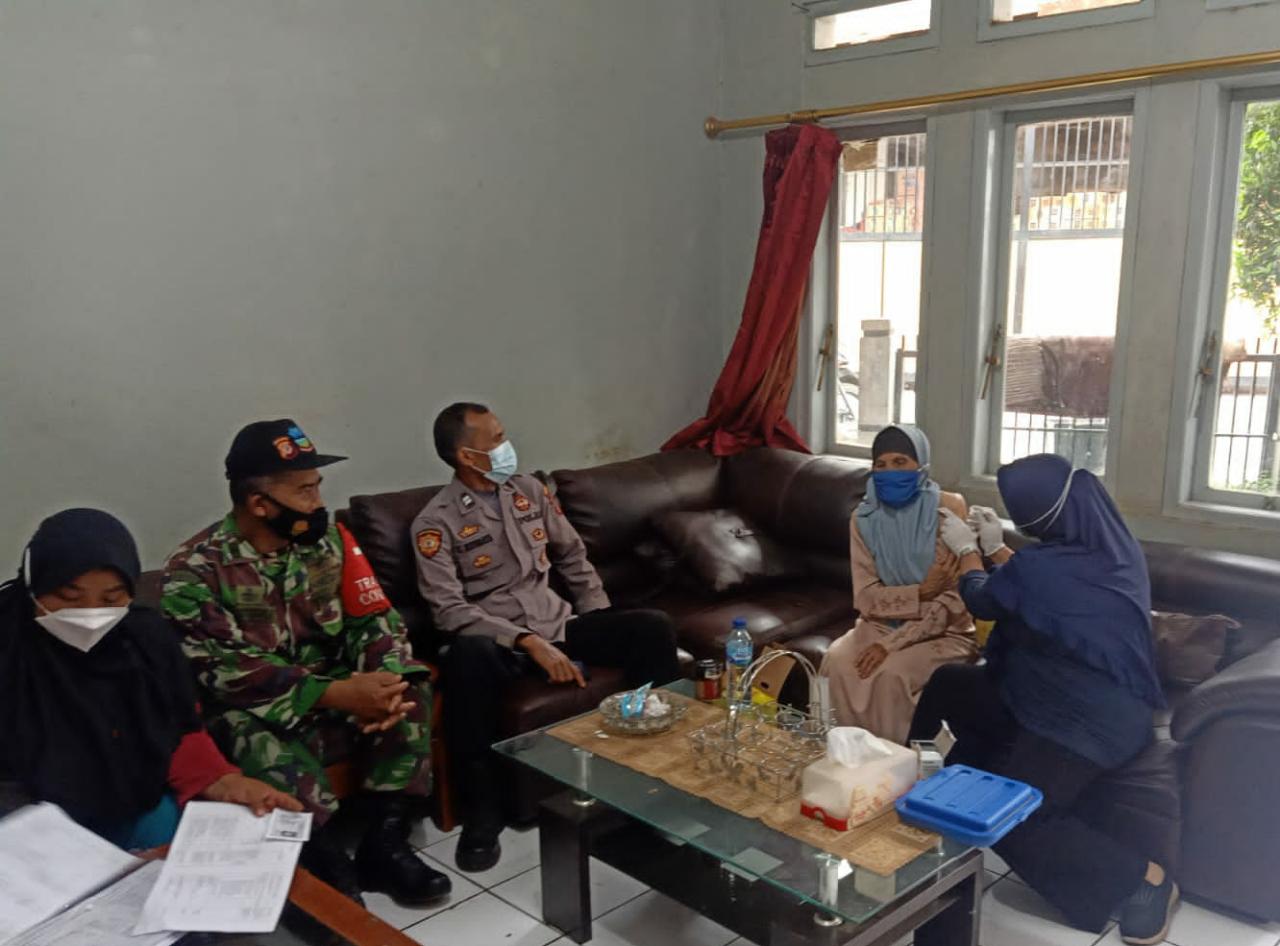 POLSEK LIMBANGAN DOOR TO DOOR VAKSINASI PADA LANSIA DI KAB. GARUT