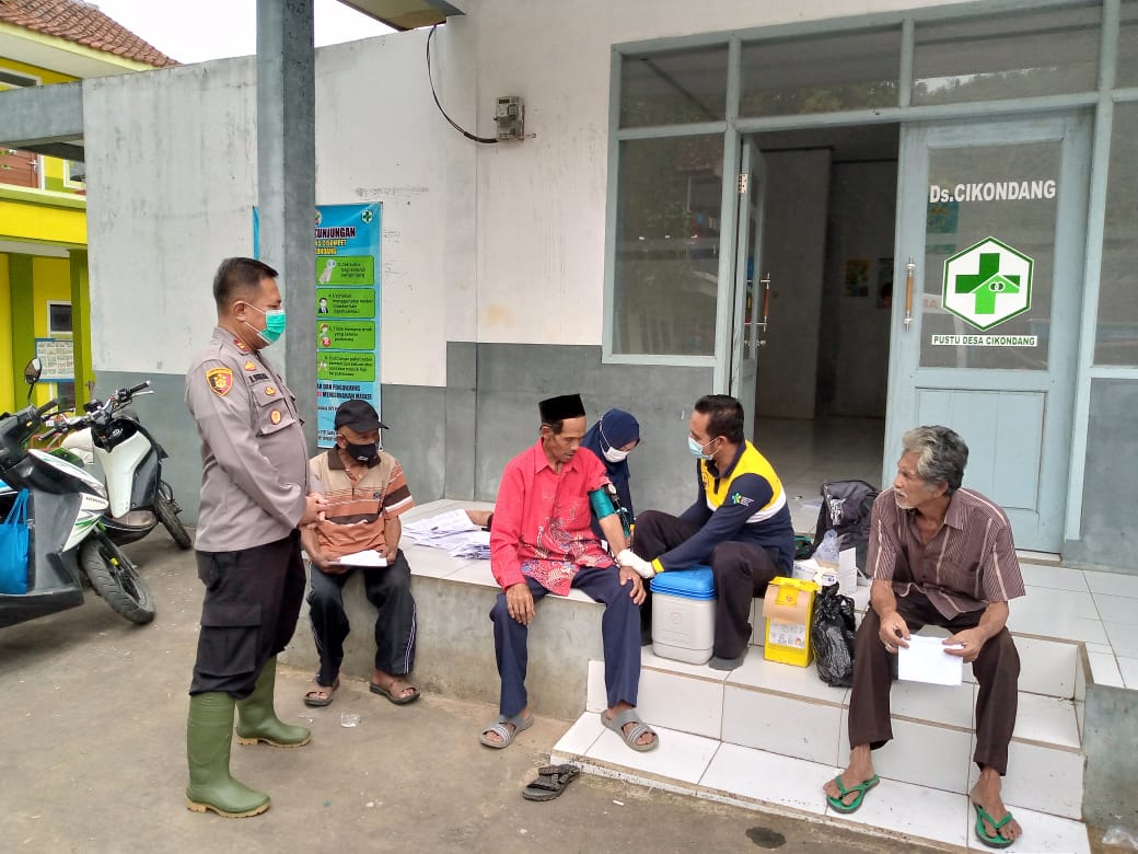 BHABINKAMTIBMAS POLSEK CISOMPET MONITORING VAKSINASI DOOR TO DOOR LANSIA DI DUA DESA