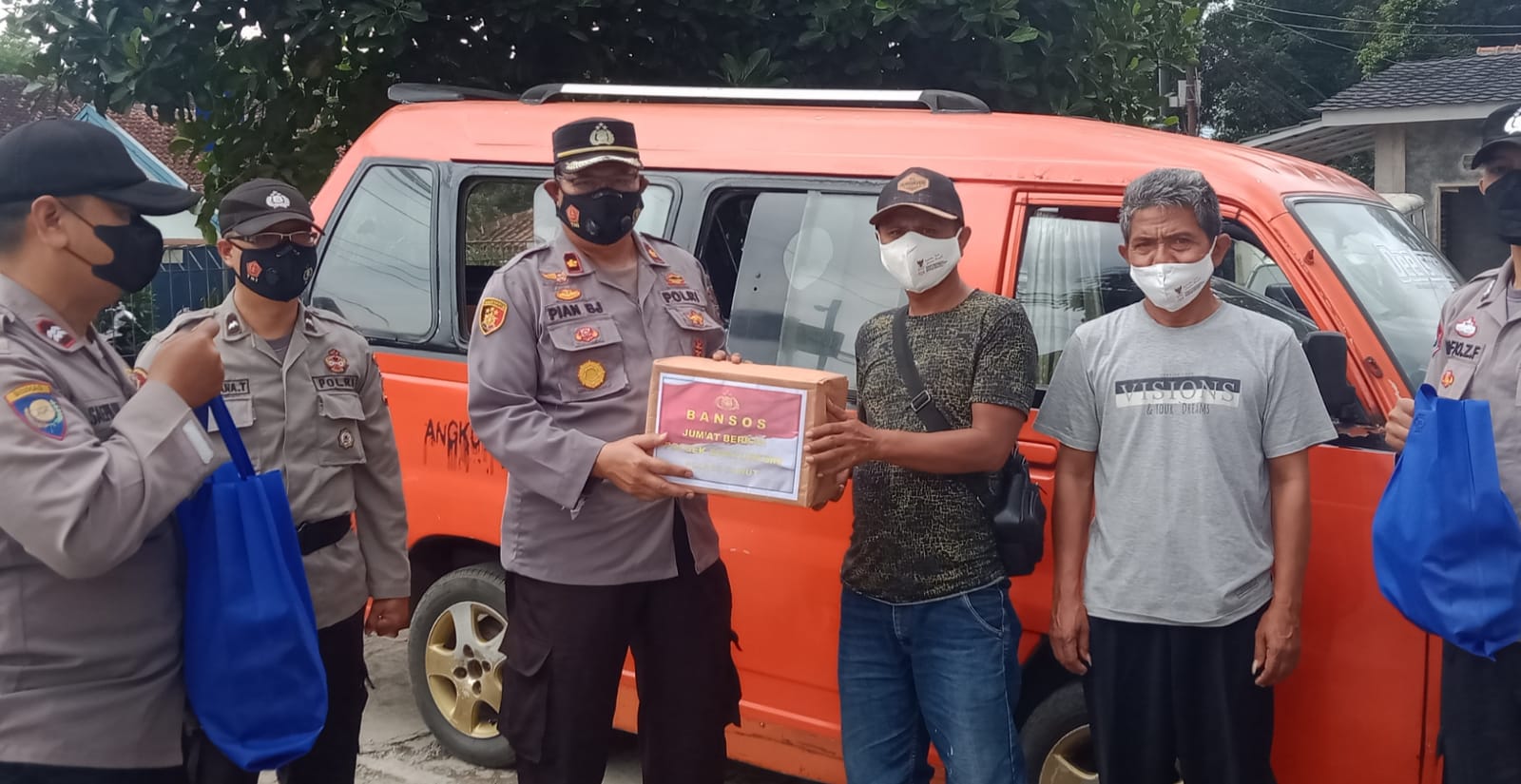 POLSEK BANYURESMI LAKSANAKAN GIAT BANSOS TERHADAP MASYARAKAT YANG TERDAMPAK COVID-19 DI KECAMATAN BANYURESMI