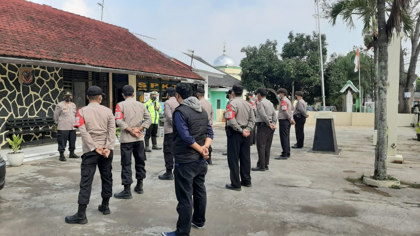 KAPOLSEK BANYURESMI LAKSANAKAN APEL PAGI DALAM RANGKA KESIAPAN PPKM LEVL 3