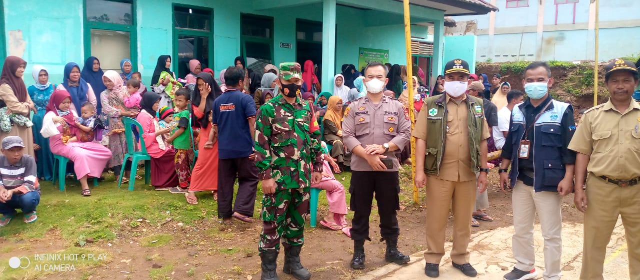 KAPOLSEK SINGAJAYA BERSAMA FORKOPIMCAM MONITORING VAKSINASI DI DESA SARIBAKTI